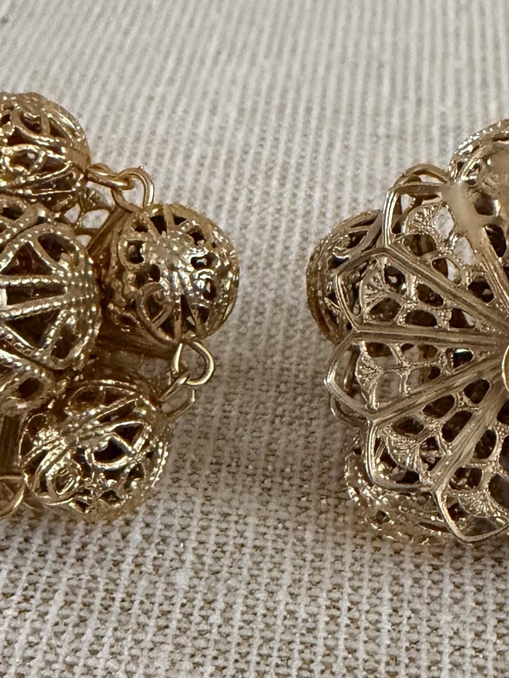 Vintage-Inspired Gold Filigree Cluster Clip Earrings - Gold - Picture 3 of 4